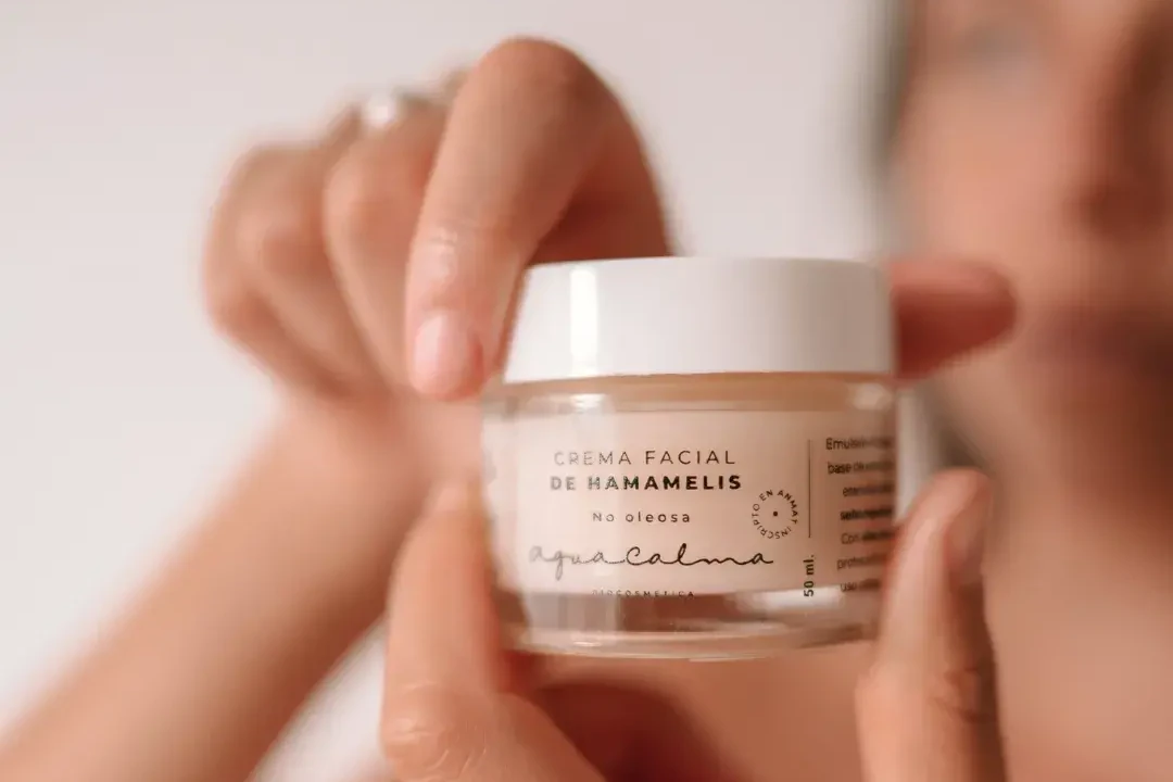 Nota sobre el cuidado con crema facial y sérum en tiempos de frío de AguaCalma