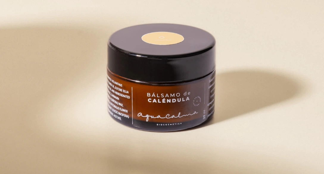 Bálsamo de caléndula natural de AguaCalma aplicado sobre la piel para aliviar irritaciones.