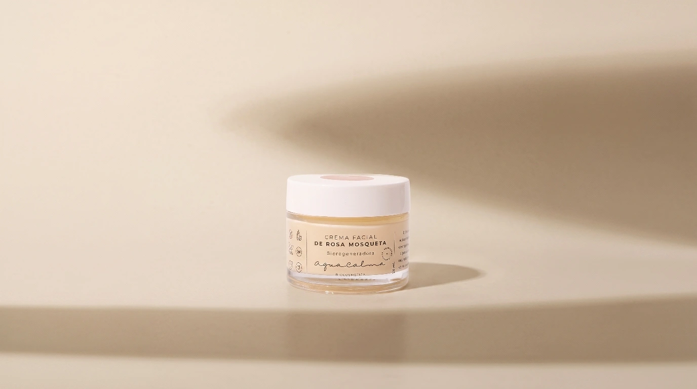 Crema facial bioregeneradora de rosa mosqueta de AguaCalma Biocosmética sostenida en las manos, elaborada con ingredientes botánicos.